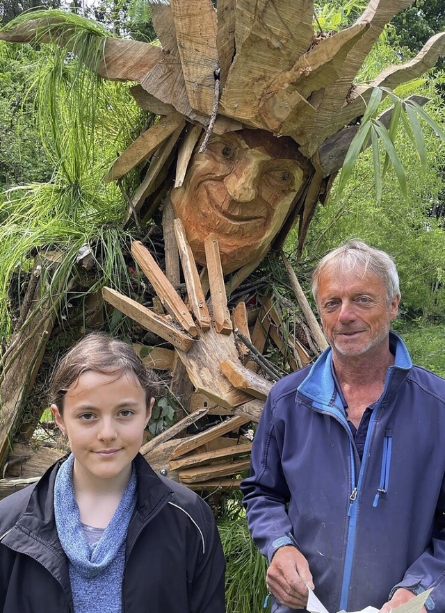 Leandra Bette mit dem Künstler Thomas ...n der die Klasse 4a mitgearbeitet hat. | Foto: privat Leandra Bette mit dem Künstler Thomas ...n der die Klasse 4a mitgearbeitet hat. | Foto: privat