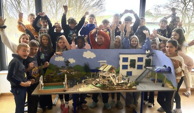 Die Klasse 4a aus Ehrenkirchen mit dem Modell ihres Traum-Pausenhofs | Foto: Annette Schubert Die Klasse 4a aus Ehrenkirchen mit dem Modell ihres Traum-Pausenhofs | Foto: Annette Schubert