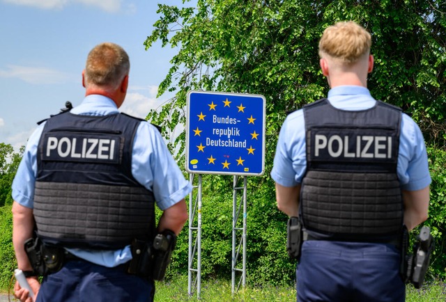 Beamte der Bundespolizei überwachen di...em Kurs in der Migrationspolitik fest. | Foto: Patrick Pleul (dpa) Beamte der Bundespolizei überwachen di...em Kurs in der Migrationspolitik fest. | Foto: Patrick Pleul (dpa)