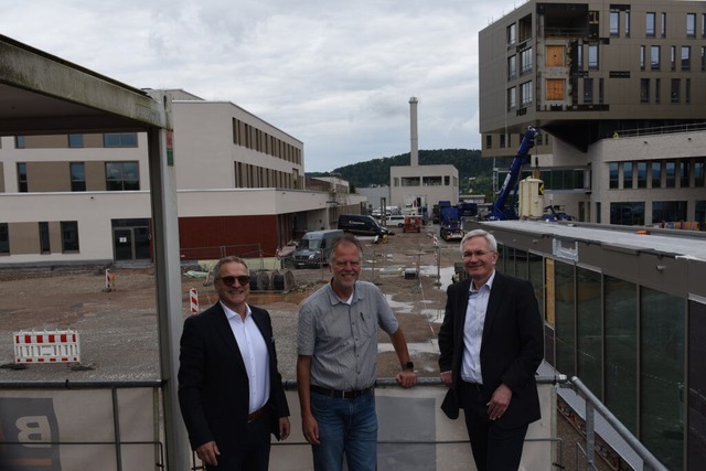 Von links: Udo Lavendel (CEO Kreisklin...Gesundheit, rechts das Zentralklinikum  | Foto: Jonas Gnther