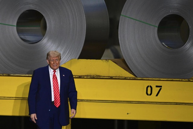US-Präsident Donald Trump in einem Stahlwerk | Foto: David Dermer (dpa) US-Präsident Donald Trump in einem Stahlwerk | Foto: David Dermer (dpa)