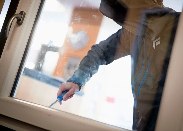 Der oder die Einbrecher kamen durchs Fenster. (Symbolbild) | Foto: Frank Rumpenhorst (dpa) Der oder die Einbrecher kamen durchs Fenster. (Symbolbild) | Foto: Frank Rumpenhorst (dpa)