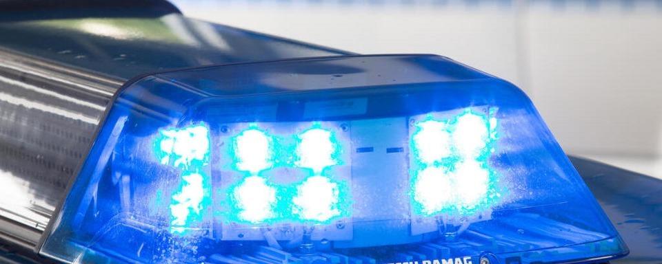 Unbekannte durchwhlen in Kirchzarten Autos und stehlen Pedelecs