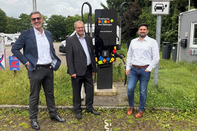 Dirk Scheffner (von links, Geschäftsfü...er Stadtwerke) bei der neuen Ladesäule | Foto: Stadtwerke Bad Säckingen Dirk Scheffner (von links, Geschäftsfü...er Stadtwerke) bei der neuen Ladesäule | Foto: Stadtwerke Bad Säckingen