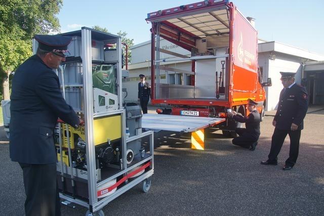 Die Feuerwehr Bötzingen bekommt Rollcontainer für schwere Geräte