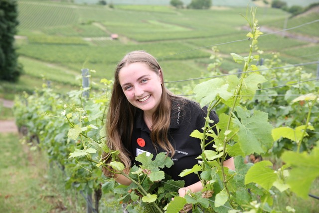Jungwinzerin Rosa Kost in den Reben | Foto: Michael Saurer Jungwinzerin Rosa Kost in den Reben | Foto: Michael Saurer