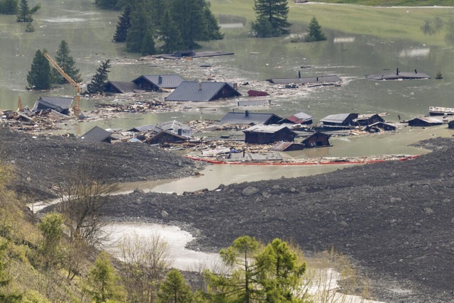 Ein groer Teil von Blatten wurde unte... Fluss Lonza staut sich am Schuttberg.  | Foto: Cyril Zingaro (dpa)