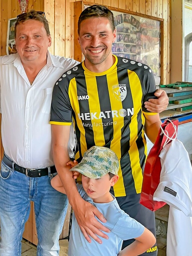 Florian Haselbacher (rechts mit Sohn E...n Saisonspiel offiziell verabschiedet. | Foto: Wilfried Dieckmann Florian Haselbacher (rechts mit Sohn E...n Saisonspiel offiziell verabschiedet. | Foto: Wilfried Dieckmann