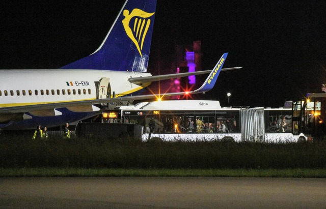 Ein Flugzeug von Ryanair musste wegen ...rs in Memmingen auerplanmig landen.  | Foto: Jason Tschepljakow (dpa)
