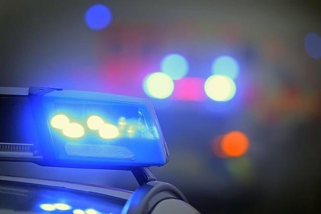 Autofahrerin bringt in Breisach zwei Rollerfahrer zu Fall