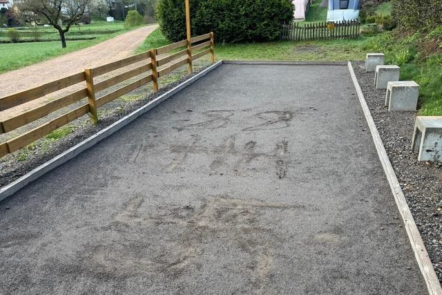 Sachbeschädigung und rechtsradikale Parolen auf dem Spielplatz in Todtnau-Schlechtnau