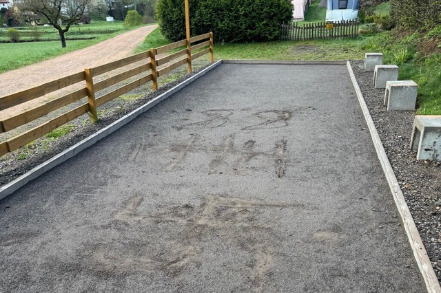 NS-Symbole im Sand des Boulefeldes. | Foto: Ortsverwaltung NS-Symbole im Sand des Boulefeldes. | Foto: Ortsverwaltung