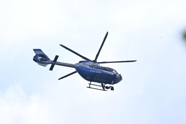 Polizei jagt Verdächtige in Lörrach mit einem Hubschrauber und Hunden nach Einbruch in der Schweiz