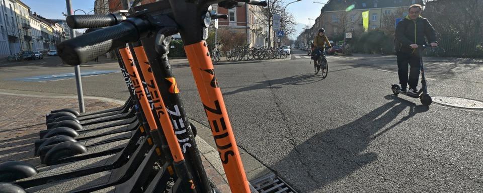 E-Roller-Fahrer kollidiert und flchtet