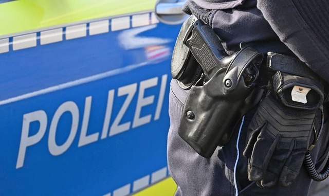In Auenheim machte ein Polizeibeamter ... den Arm eines Mannes verbissen hatte. | Foto: Bernd Weißbrod (dpa) In Auenheim machte ein Polizeibeamter ... den Arm eines Mannes verbissen hatte. | Foto: Bernd Weißbrod (dpa)
