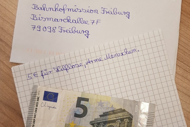 Jeden Monat erreicht ein solcher Brief die Bahnhofsmission Freiburg.  | Foto: Sarah Gugel