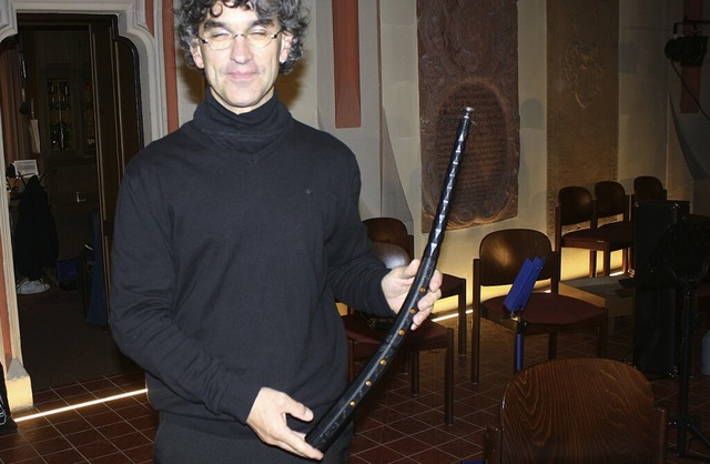 Pirmin Frisch zeigt den Zink, ein historisches Instrument.  | Foto: Hildegard Karig