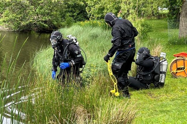 Im Hinterzartener Adlerweiher suchen Taucher nach der vermissten Urlauberin