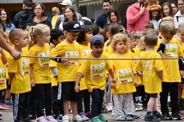 Beim Stadtlauf in Lörrach sind nicht alle kleinen Läufer auf Rennen programmiert