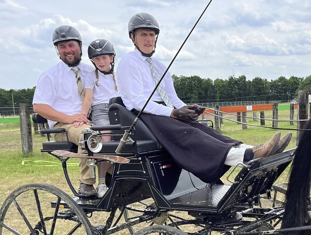 Auf der Kutsche (von links): Philipp und Leni Fait sowie Dominik Hamm.  | Foto: Verein