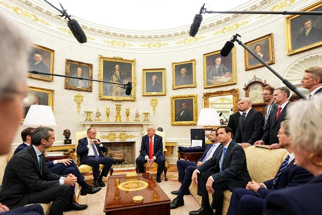 Bundeskanzler Friedrich Merz hat ein p...bei US-Prsident Donald Trump gezogen.  | Foto: Michael Kappeler (dpa)