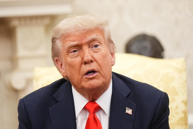 Donald Trump verlor sich immer wieder im Monolog.  | Foto: Michael Kappeler (dpa)