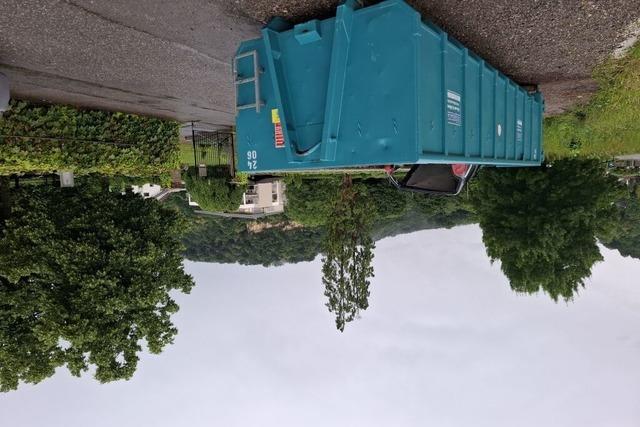 Autowracks am Friedhof von Grenzach-Wyhlen warten auf Abtransport