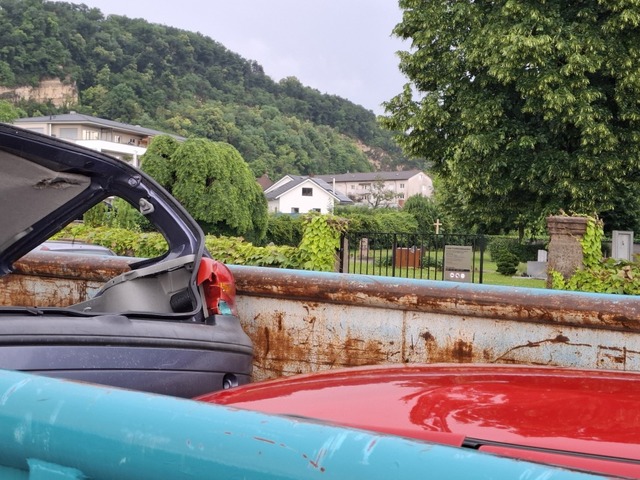 Autowracks in einem Container vor dem Westeingang des Friedhofs in Wyhlen. | Foto: Heinz Vollmar Autowracks in einem Container vor dem Westeingang des Friedhofs in Wyhlen. | Foto: Heinz Vollmar