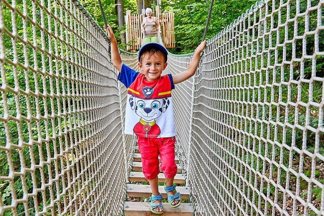Spaßige Hindernisse wie die Hängebrücke warten auf Sie und Ihre Familie. | Foto: Baumkronenweg Waldkirch Spaßige Hindernisse wie die Hängebrücke warten auf Sie und Ihre Familie. | Foto: Baumkronenweg Waldkirch