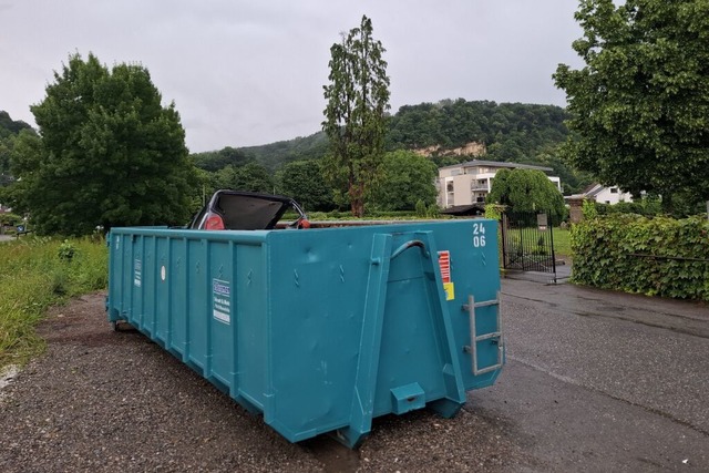 Autowracks in einem Container vor dem Westeingang des Friedhofs in Wyhlen. | Foto: Heinz Vollmar Autowracks in einem Container vor dem Westeingang des Friedhofs in Wyhlen. | Foto: Heinz Vollmar