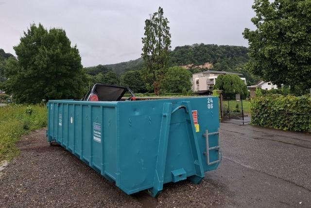 Autowracks am Friedhof von Grenzach-Wyhlen warten auf Abtransport