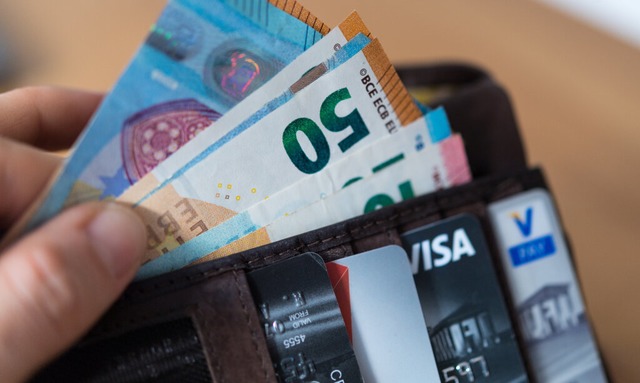 Es rentiert sich, mehr Bargeld auf einmal abzuheben. | Foto: Monika Skolimowska (dpa) Es rentiert sich, mehr Bargeld auf einmal abzuheben. | Foto: Monika Skolimowska (dpa)