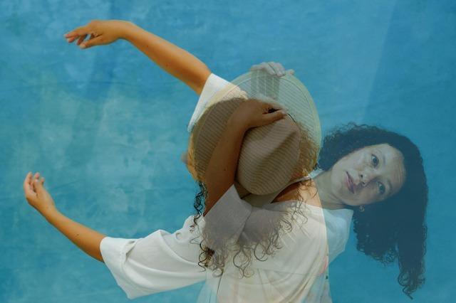 Die Tnzerin und Choreografin Irene Carreo mit ihrem Soloabend "Bodyland" in Freiburg