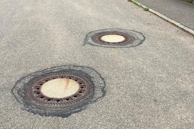 Die Schopfheimer Kanaldeckel werden in den nächsten Monaten auf Straßenniveau gebracht
