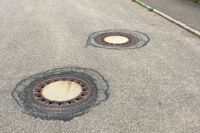 Schopfheims Kanaldeckel, wie hier in d...ollen der Fahrbahn angeglichen werden.  | Foto: Stadt Schopfheim