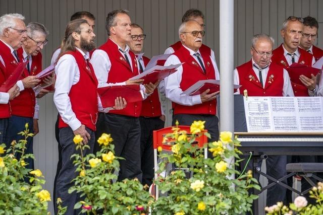Nostalgische Tne erklangen bei einem gesungenen Geburtsstndchen zum Todtnauer Stadtjubilum