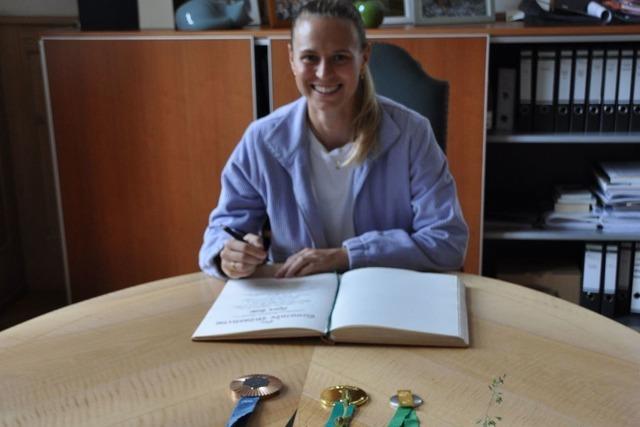 Eintrag der Fußballerin ins Goldene Buch ist eine Ehre für Klara Bühl und eine Ehre für Münstertal