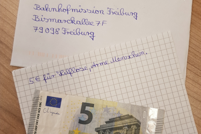 Seit 15 Jahren erhält die Bahnhofsmission Freiburg monatlich anonym 5 Euro