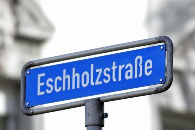 Unbekannter zerschlägt in Freiburg Scheiben von mindestens zehn geparkten Autos