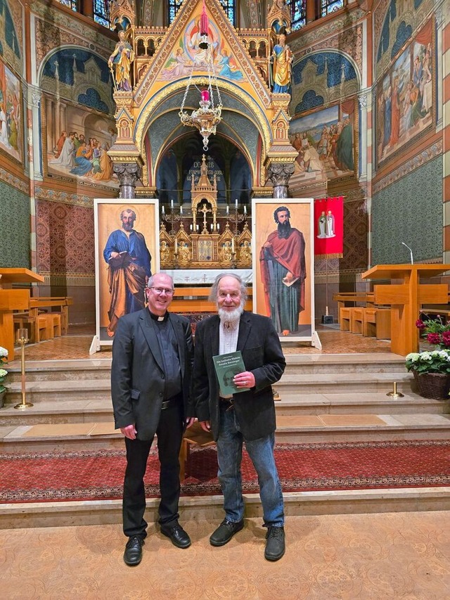 Pfarrer Fabian Schneider (links) und J...r vor den Repliken St. Peter und Paul. | Foto: Christa Maier Pfarrer Fabian Schneider (links) und J...r vor den Repliken St. Peter und Paul. | Foto: Christa Maier