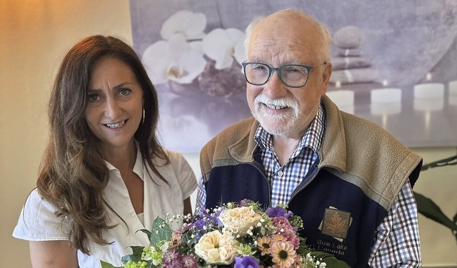 Helena Gareis verabschiedet den Fördervereinsvorsitzenden Dieter Seitz. | Foto: Hospizverein Helena Gareis verabschiedet den Fördervereinsvorsitzenden Dieter Seitz. | Foto: Hospizverein