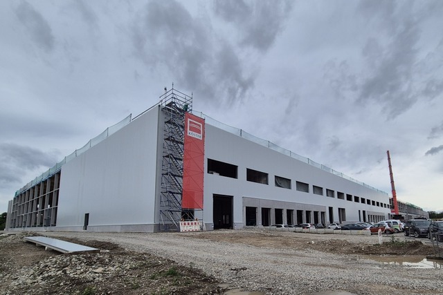 Der Online-Hndler Digitec Galaxus exp... ihn wrden acht Fuballfelder passen.  | Foto: Hannes Selz