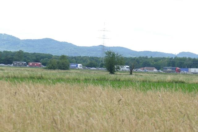 Lkw-Unfall auf der A5: Vollsperrung zum Ferienstart sorgt fr langen Stau