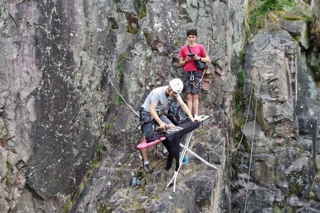 Zwei Extrembgler aus Wehr gltten ihre Wsche in der Felswand