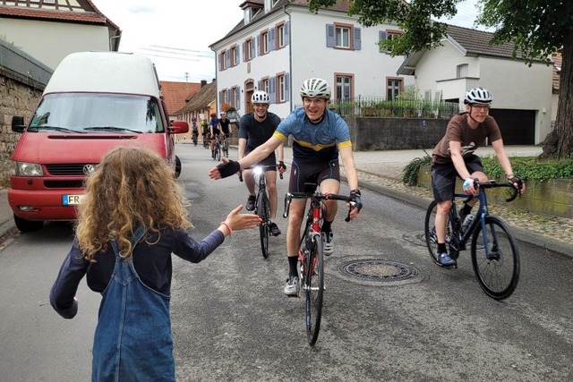 Großer Empfang nach der ersten kurzen Etappe von Freiburg nach Ihringen | Foto: Annika Beutel Großer Empfang nach der ersten kurzen Etappe von Freiburg nach Ihringen | Foto: Annika Beutel