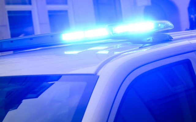 Ein Blaulicht leuchtet auf einem Einsatzfahrzeug der Polizei (Symbolbild).  | Foto: Julian Stratenschulte (dpa)
