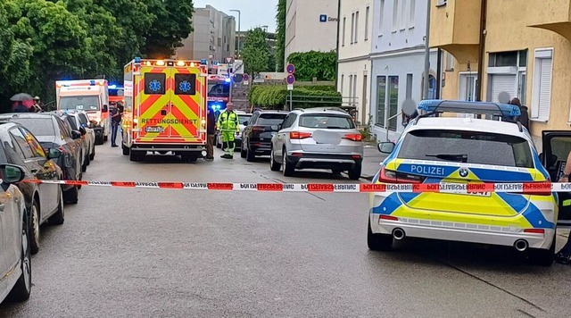 Mann fhrt in Passau mit Auto in Menschengruppe  | Foto: Markus Zechbauer (dpa)