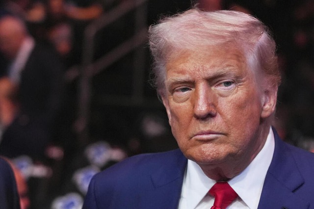 Donald Trump, hier bei einer Kampfspor...rdisten gegen Protestierende vorgehen. | Foto: Frank Franklin II (dpa) Donald Trump, hier bei einer Kampfspor...rdisten gegen Protestierende vorgehen. | Foto: Frank Franklin II (dpa)