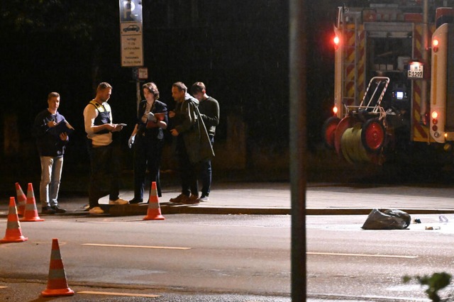 Polizisten am Tatort an dr Münchner Theresienwiese. | Foto: Felix Hörhager (dpa) Polizisten am Tatort an dr Münchner Theresienwiese. | Foto: Felix Hörhager (dpa)