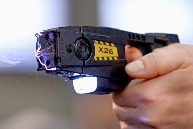 Bundesinnenminister Dobrindt will Taser für die Bundespolizei